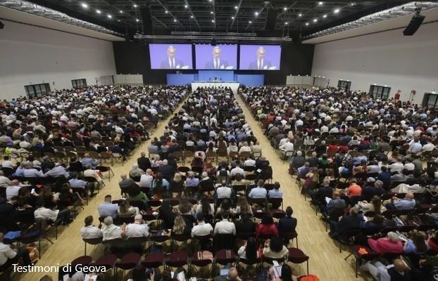 Al congresso dei Testimoni di Geova “Felici per sempre” uomini e donne di diverse età hanno abbracciato la fede tramite il battesimo