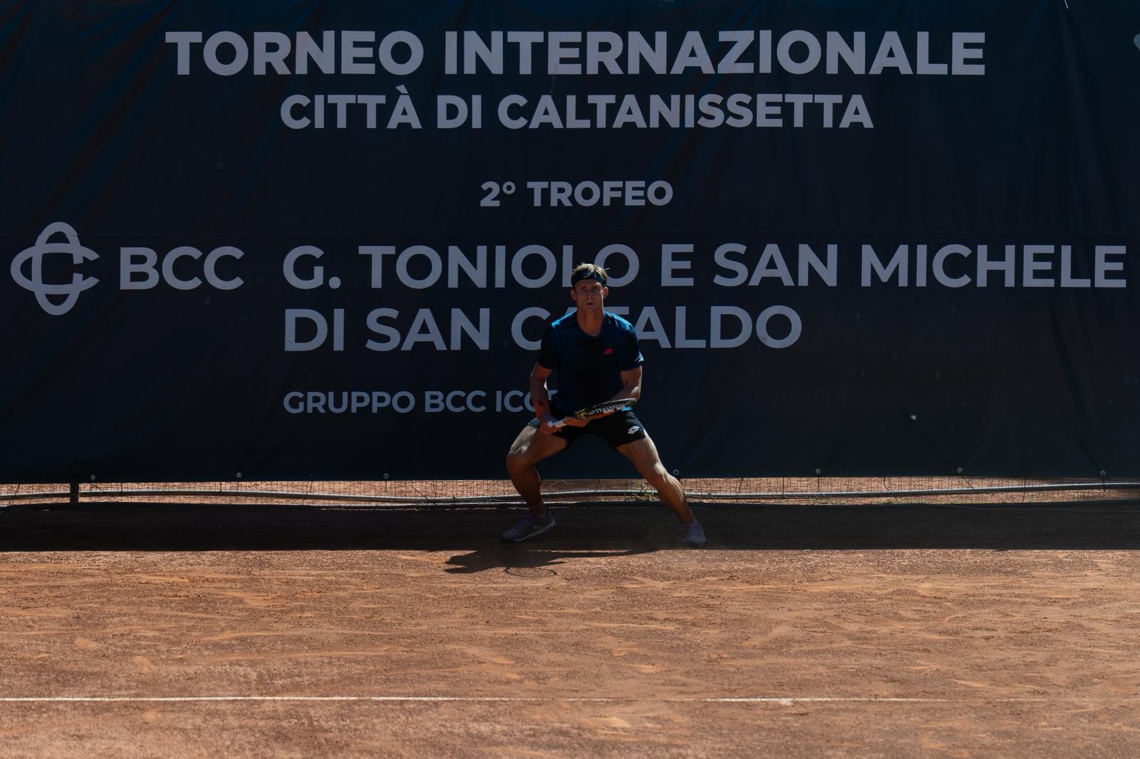 Tennis. Torneo Internazionale Caltanissetta: impresa Tabacco, il leone messinese abbatte il n.1 Clarke. Avanti anche Potenza, Giunta e la favola Reco