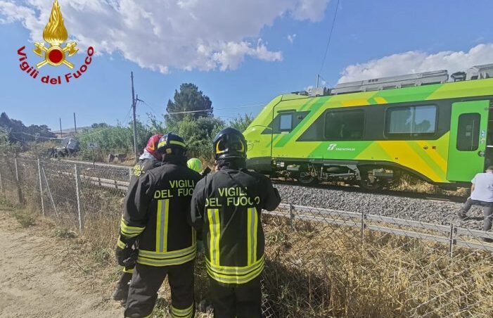 Caltanissetta, scontro tra treno regionale e furgone: la Procura apre un’inchiesta