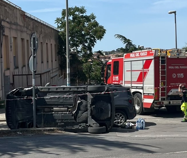 Caltanissetta, auto si ribalta in via Amari: paura in strada, nessun ferito