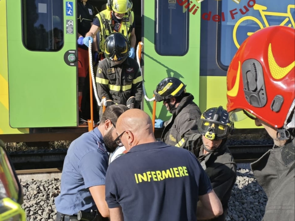 Caltanissetta, treno regionale si scontra con un’autocisterna ai passaggi a livello di Imera: un ferito grave, linea ferroviaria chiusa