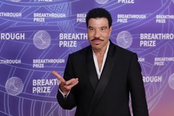 Lionel Richie ferma il concerto per un malore: “Non era in condizioni di continuare”