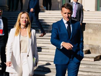 Meloni ritrova Macron, si scioglie il ‘gelo’ sotto il sole di Antibes: “Iniziativa in Libano”