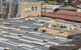 Roma, denuncia pagina Fb ‘Morti di lavoro’: “Parapetti ma operai senza caschetto su edificio Roma Tre”