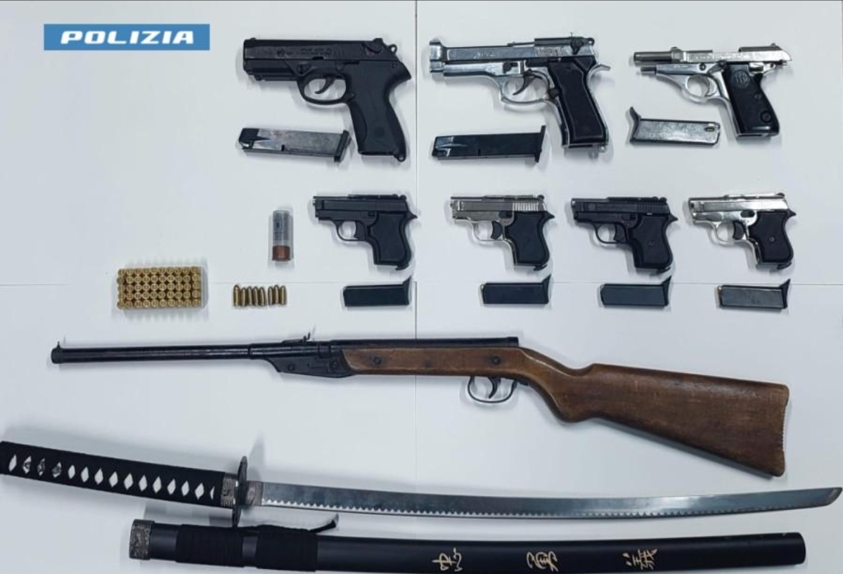 Pistole modificate trovate in un borsone, 20enne arrestato dalla Polizia a Siracusa