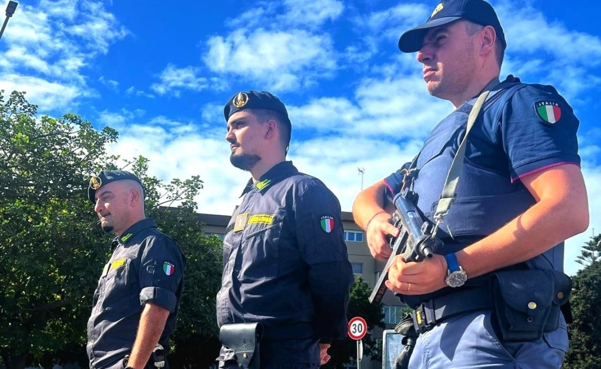 Deposito abusivo in un fabbricato dell’Anas nel Nisseno, trovate dalla Polizia e dalla Gdf sostanze stupefacenti e 10 cartucce: una denuncia
