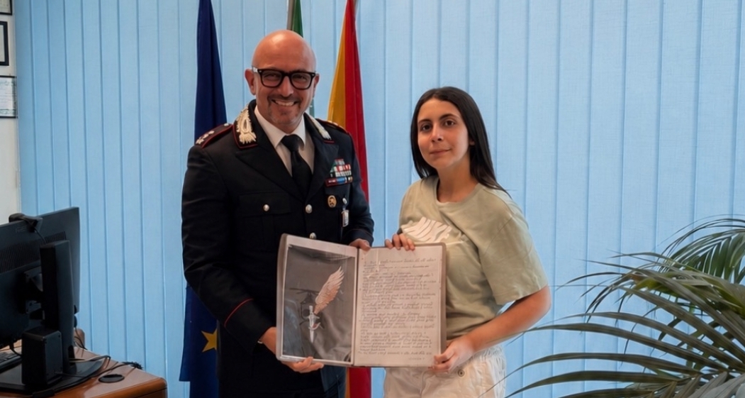 Gela, dedica la tesina di terza media ai Carabinieri: l’Arma ringrazia la studentessa Angela Perrone