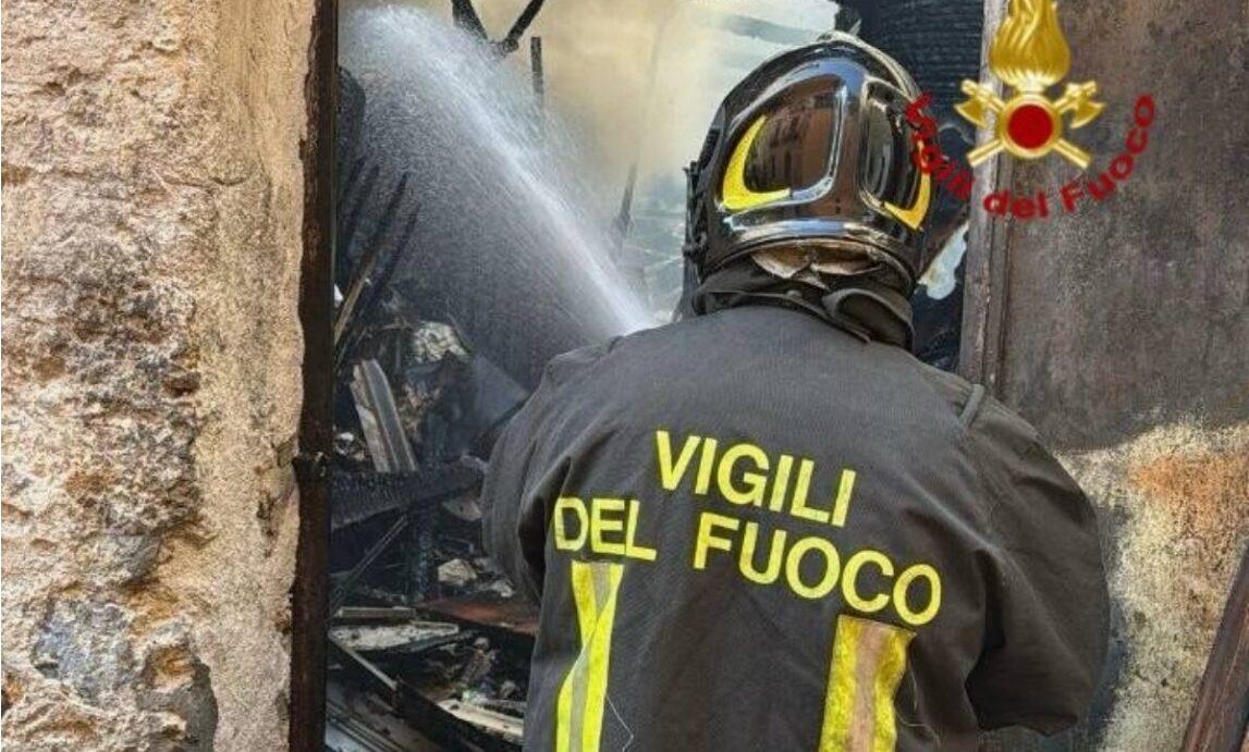 Incendio in una falegnameria a Palermo, nella notte evacuate 16 abitazioni