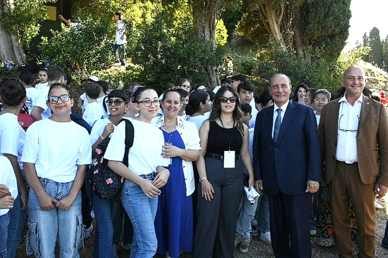 Scuola, Schifani a Tindari premia vincitori del progetto “La Sicilia che racconta”: «Fare in modo che i ragazzi restino in questa terra resta il cuore dell’azione di governo»