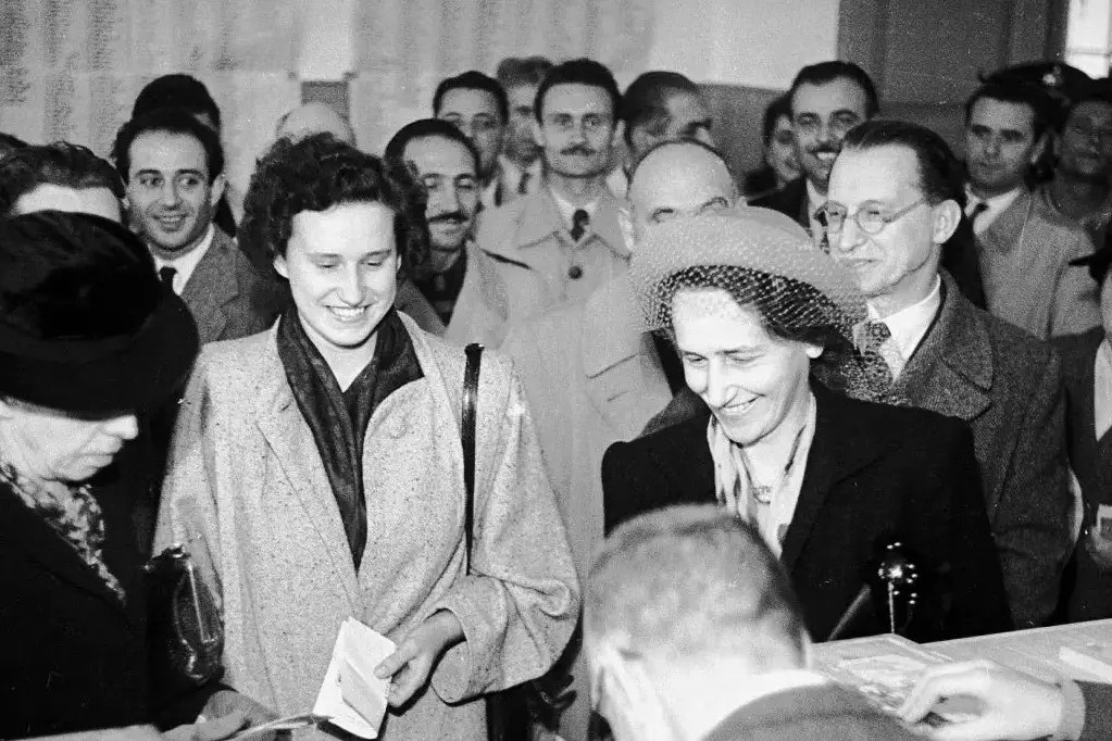 Poste Italiane celebra gli 80 anni della Repubblica e il voto alle donne con un cofanetto filatelico