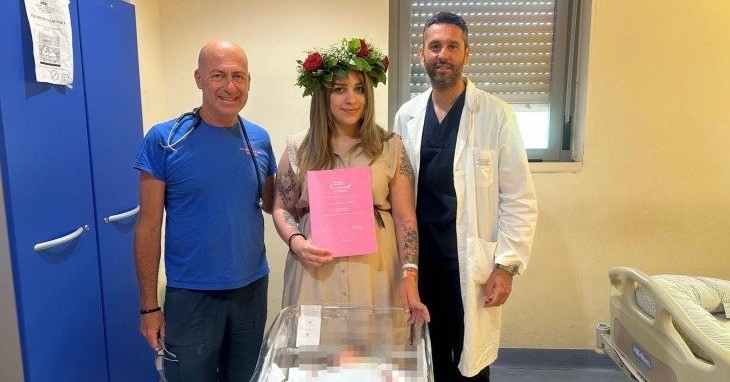 Neomamma, dopo il parto, si laurea da remoto in Scienze Giuridiche dalla stanza dell’ospedale