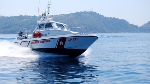 Cadavere di una donna ritrovato e recuperato dalla Guardia Costiera