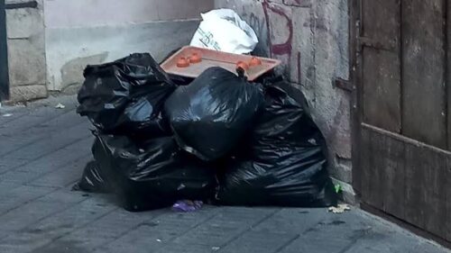 Villalba. Il Comune sul conferimento dei rifiuti: “Non è consentito usare sacchi neri”