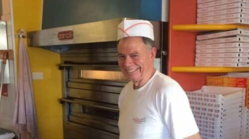 Pizzaiolo siciliano ucciso a Reggio Emilia, fiori e messaggi dei reggiani davanti al locale