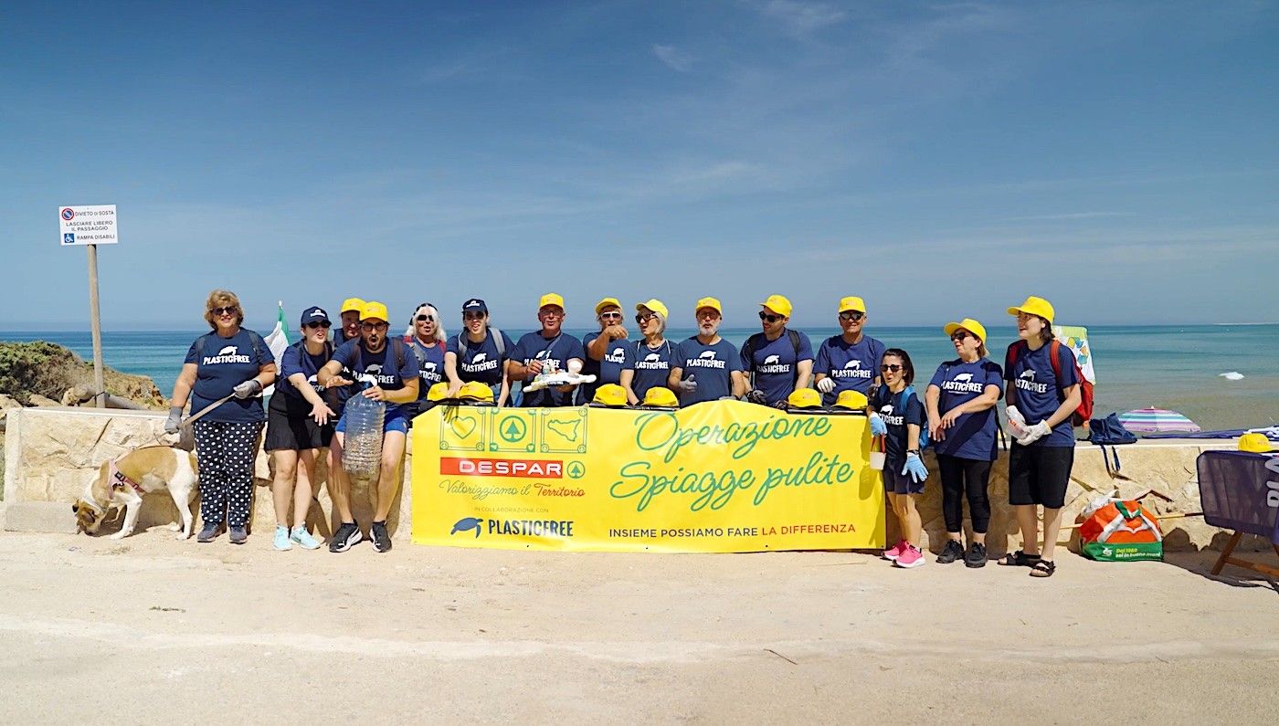 A Palermo trovati 20 monopattini sepolti nella sabbia durante “Operazione Spiagge Pulite” promossa da Despar Sicilia e Plastic Free