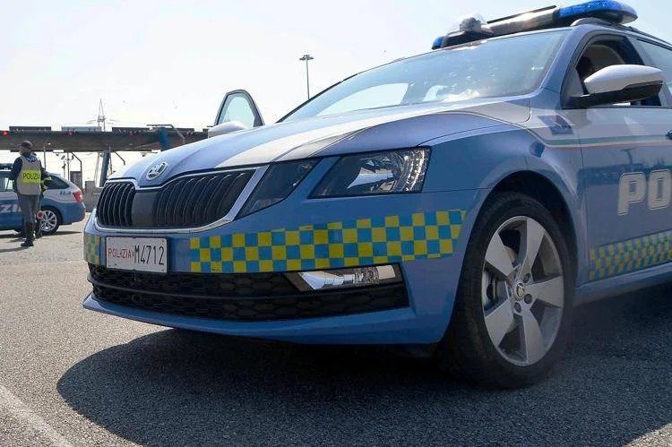Ubriaco guida tir contromano per 10 chilometri: fermato e denunciato, revocata la patente di guida