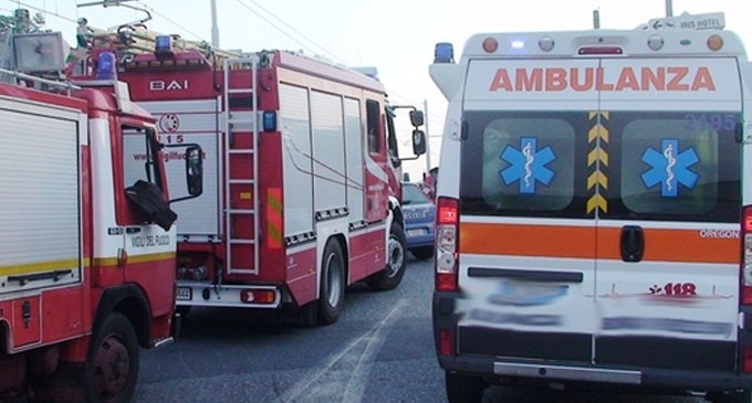 Tamponano un camion, si fermano per scusarsi ma un’auto li travolge e li uccide