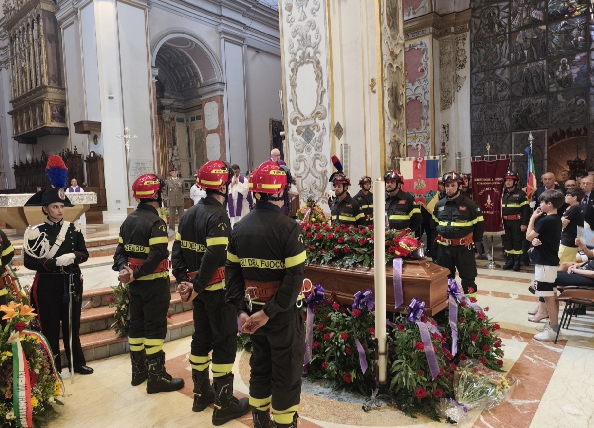 L’ultimo “sì” di Alessandro: Caltanissetta si ferma per il saluto al Vigile del Fuoco morto in servizio