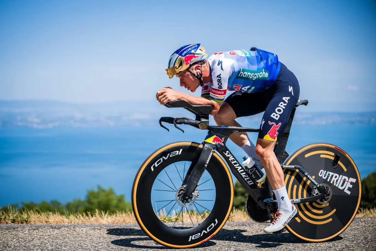 Evenepoel fa il bis nella crono, Pogacar 2° e sempre in giallo al Tour