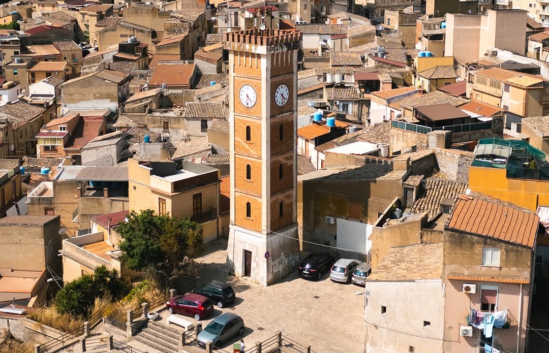 San Cataldo. Il 16 luglio AperIntra farà tappa ai piedi della storica Torre dell’Orologio per una serata tutta speciale
