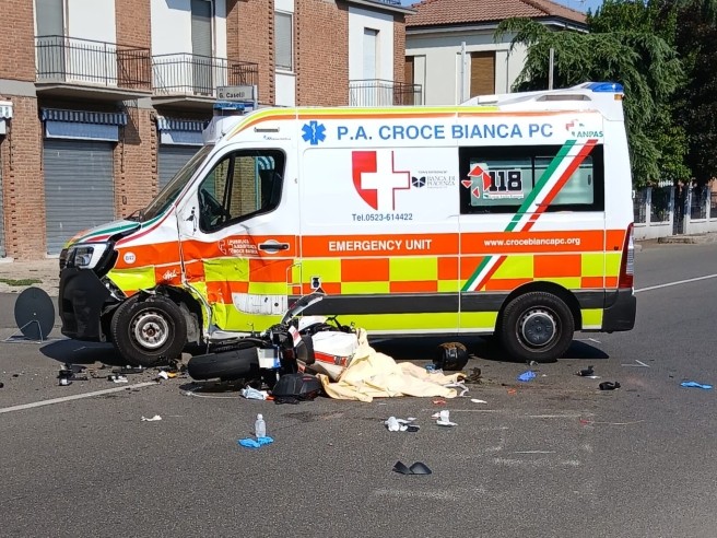 Violento scontro tra una moto e un’ambulanza: 22enne perde la vita nel tragico incidente
