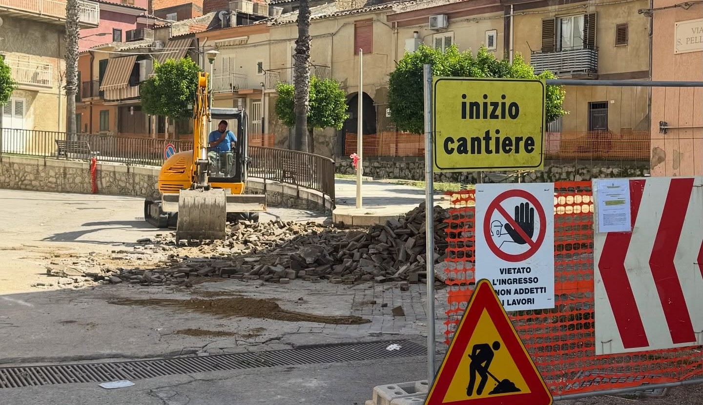 Santa Caterina. Lavori in corso in via Mercato: la conclusione prevista entro il 5 agosto