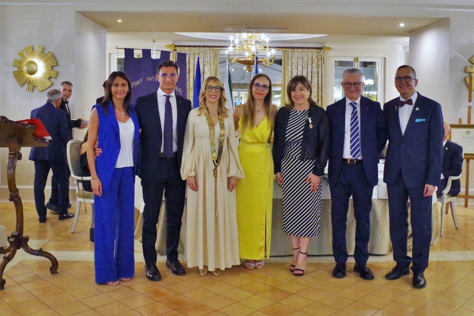 Caltanissetta. Al Rotary Club passaggio della Campana: la presidente uscente Ivana Guarneri ha consegnato il collare alla nuova presidente Irene Cinzia Maria Collerone