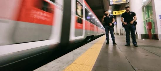 Disavventura a lieto fine: dimentica in stazione lo zaino con all’interno valori per 50 mila euro, ma glielo recupera la Polizia