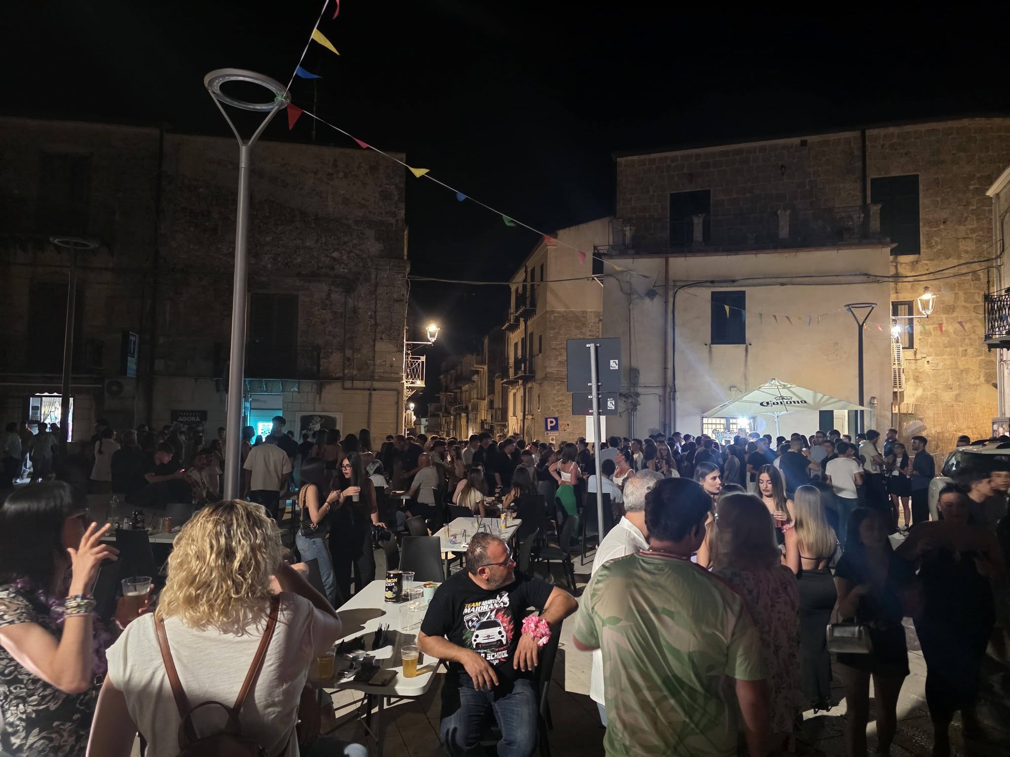 Piazza Umberto Mussomeli, Inaugurata “Estate mussomelese 2026” con Karaoke, degustazione torrone e musica. Partecipazione e coinvolgimento