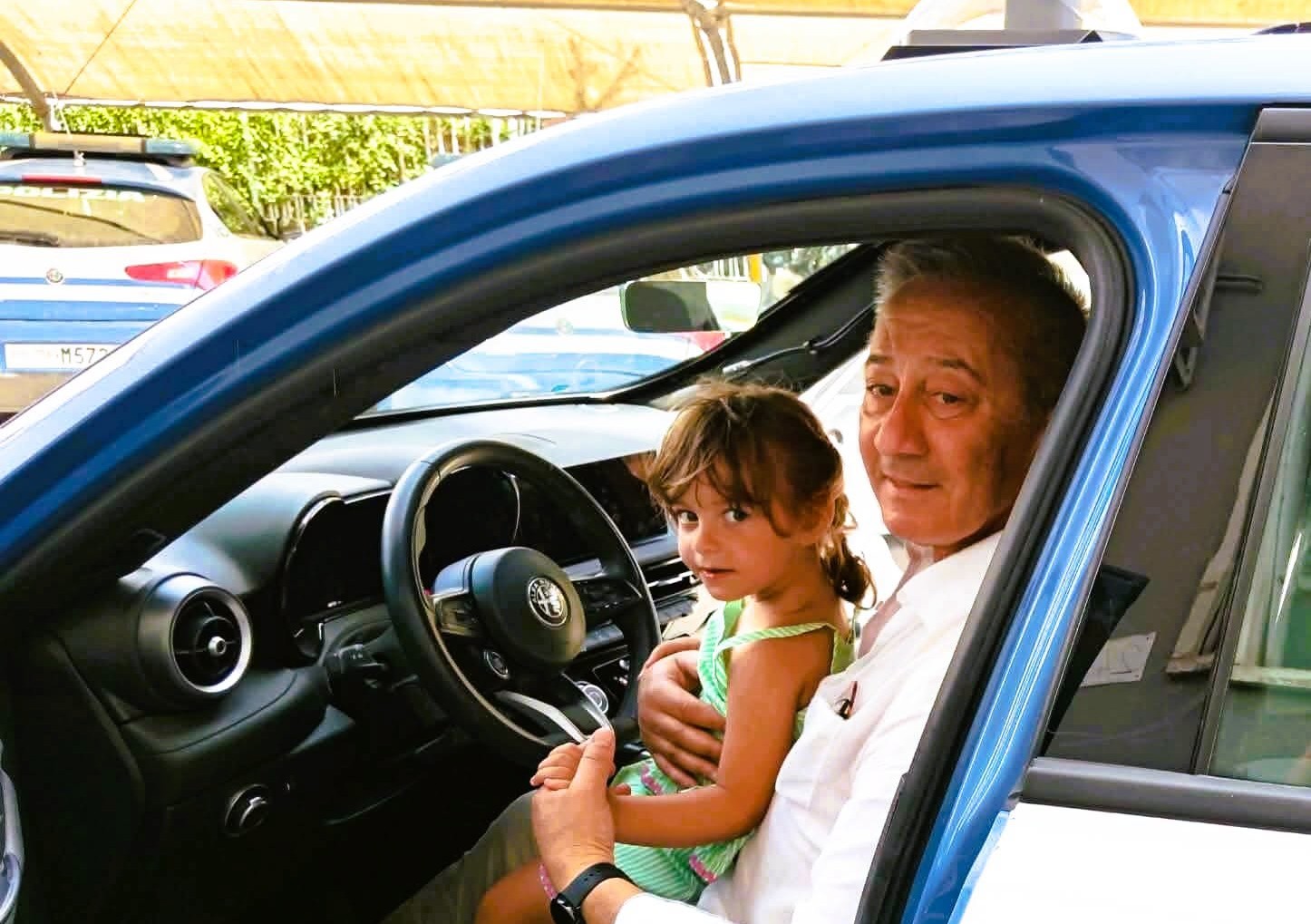 Caltanissetta. Visita in Questura per la piccola Sofia, accompagnata dal nonno ex Ispettore di Polizia