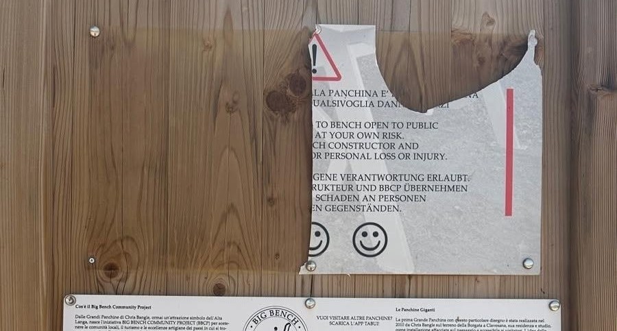 San Cataldo. L’associazione Straula: “Danneggiati e distrutti da gesto vandalico alcuni pannelli descrittivi della Big Bench custoditi nel Bosco di Gabara”