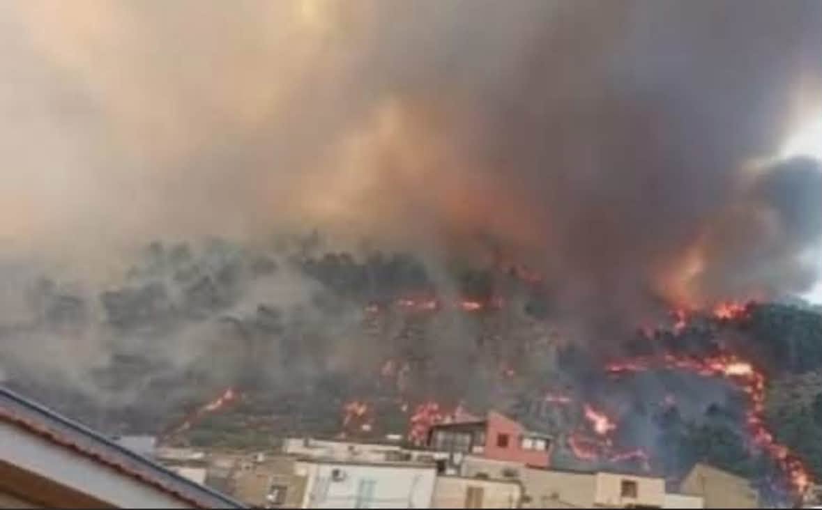 Vasto incendio a Santo Stefano Quisquina, evacuate oltre 100 persone