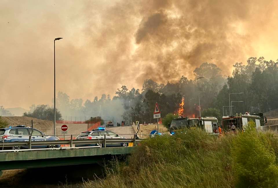 Incendio sulla A19 prima dello svincolo per Resuttano: disagi con lunghe fila di auto e mezzi pesanti