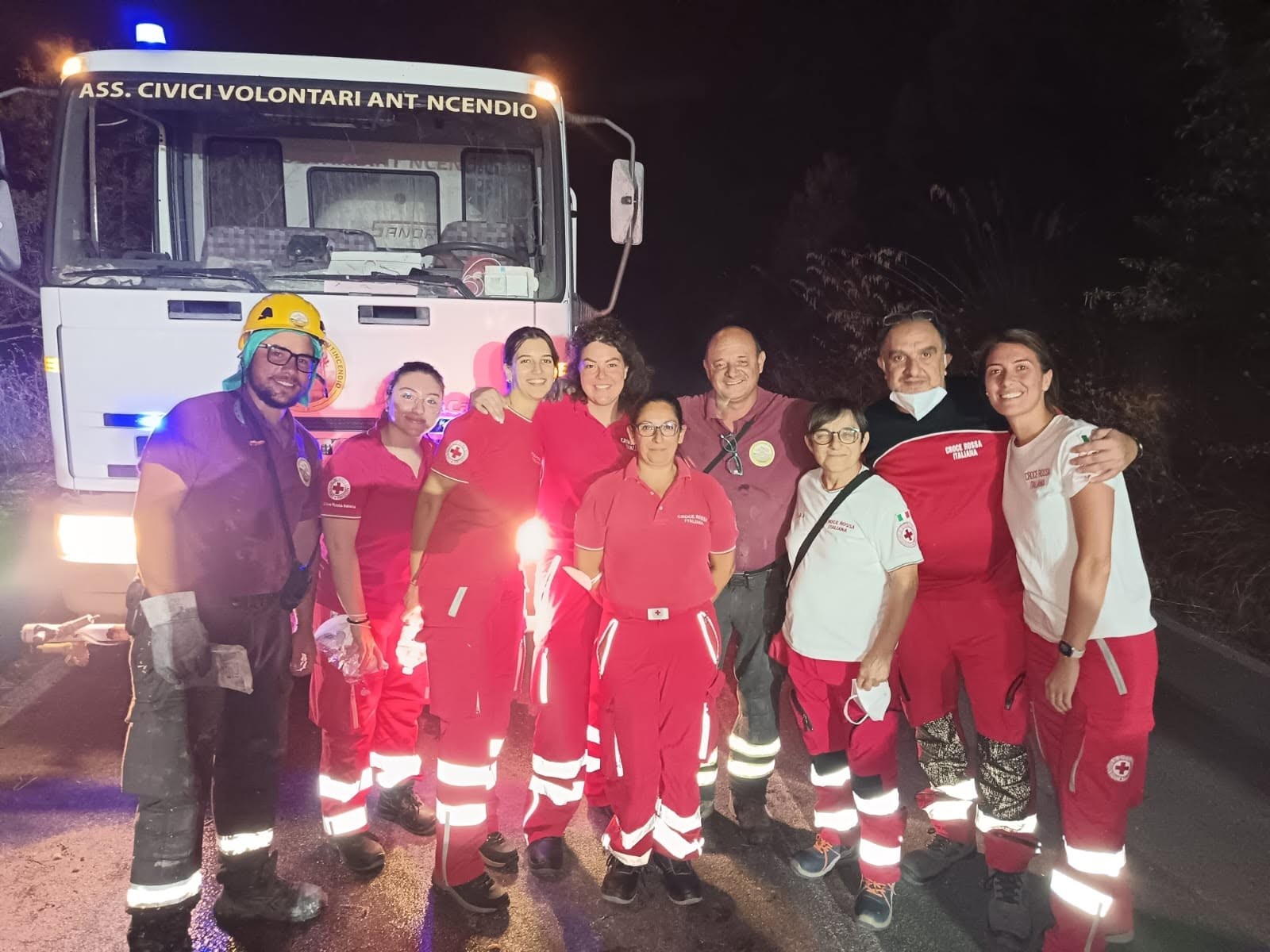 Caltanissetta. L’incendio nelle aree limitrofe della A19: i volontari della Croce Rossa Italiana al fianco di automobilisti e soccorritori