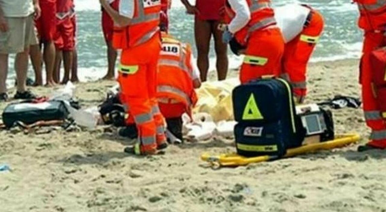 Tragedia in spiaggia: 75enne accusa un malore e muore poco dopo aver fatto il bagno