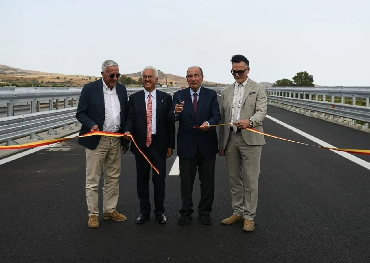 Aperti sull’A19 il nuovo viadotto Alfio e la galleria Tremonzelli verso Catania. Schifani “Manteniamo gli impegni” / Video