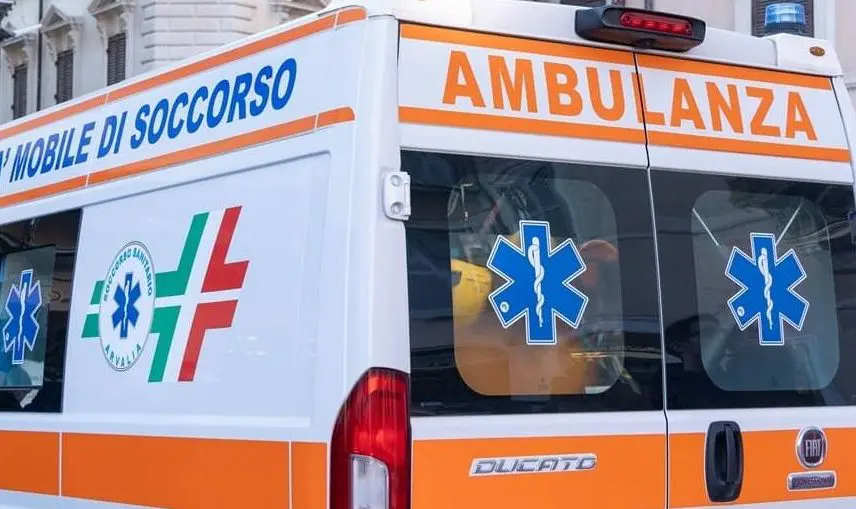 Difende il figlio coinvolto in una lite, 50enne è grave. L’aggressione fuori da un locale, il 18enne è stato accerchiato da un gruppo
