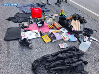 Andavano al Festival dell’Alta Felicità con fumogeni, petardi, caschi e benzina: tre francesi allontanati dall’Italia