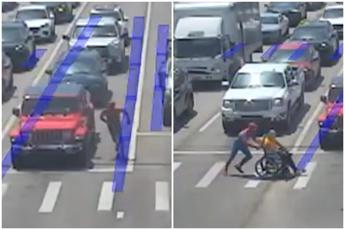 Anziano in carrozzina non riesce ad attraversare strada, lo aiuta… Spiderman