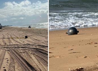 Australia, il mistero delle ‘palle spaziali’ in spiaggia: possono essere tossiche