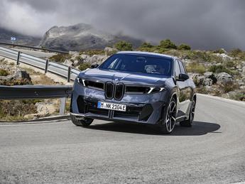 BMW iX3 conquista le cinque stelle Euro NCAP 2026
