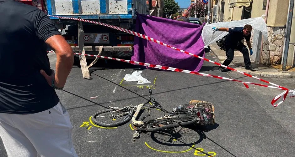Violentissimo impatto tra una bicicletta e un camion: anziano ciclista di 84 anni perde la vita