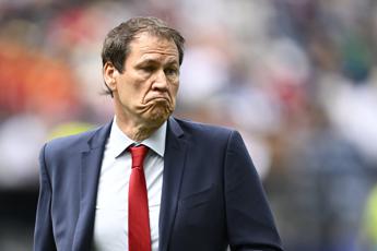 Belgio-Senegal, succede di tutto: ct annaffiato, invasione e lite in campo