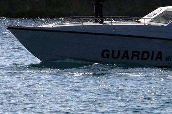 Bimba si tuffa da catamarano e si ferisce alla testa, salvata nelle acque davanti a Palmarola