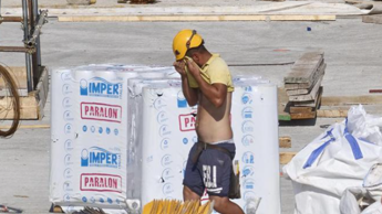 Caldo, operai lavorano a 38 gradi a Mantova: “Divieti tardivi e paura di denunciare”