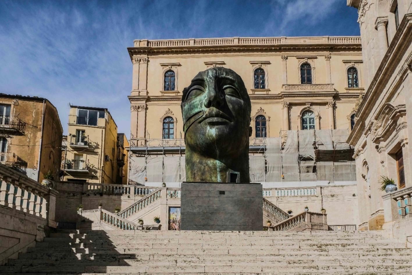 Caltagirone, il 24 e 25 luglio la “Scala illuminata”, spettacolo unico al mondo impreziosito quest’anno dalla presenza del Tindaro di Igor Mitoraj
