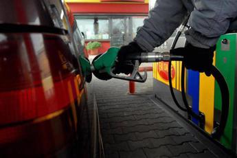 Carburanti, prezzo record per benzina: prezzo medio a 1,986 euro/l, gasolio a 2,074 euro/l