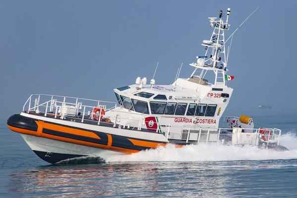 Alla vista della Guardia Costiera, da un motoscafo in avaria, buttati in acqua 500 mila euro poi recuperati
