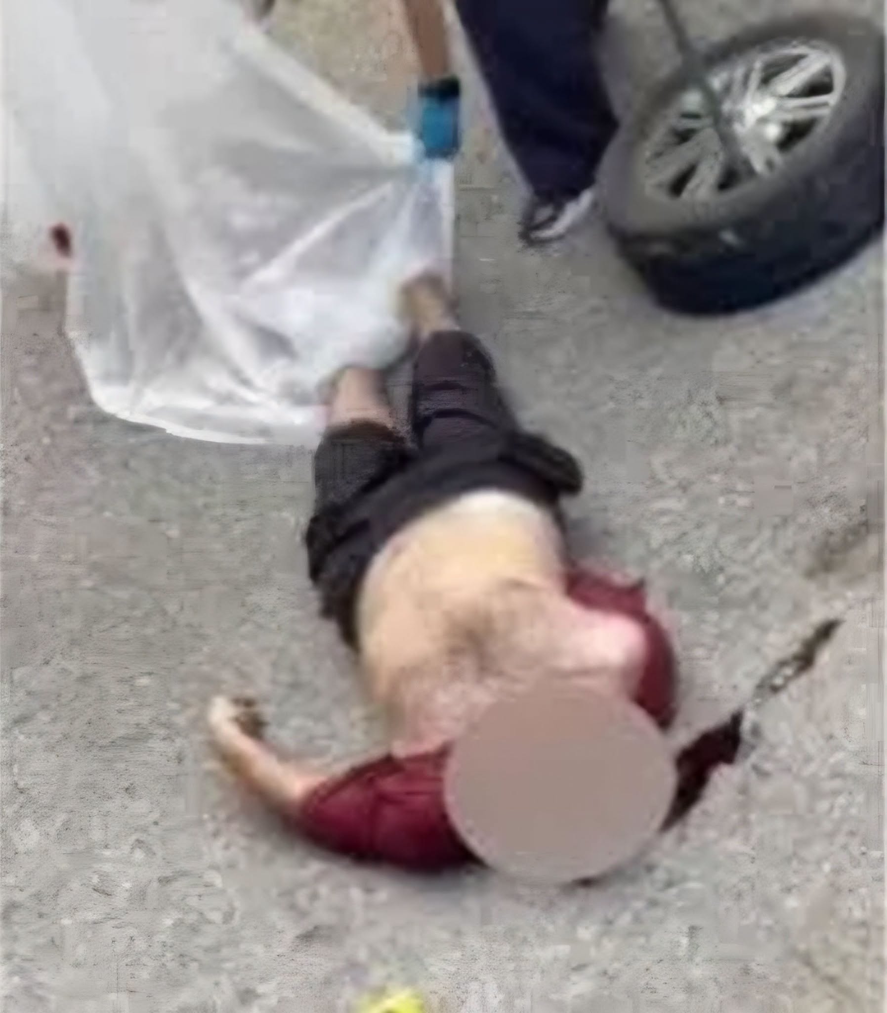 Video shock di Fakir morto con una grossa chiazza di sangue. Legale, ‘è stato picchiato’. Difesa degli agenti, ‘si è ferito alla nuca’.