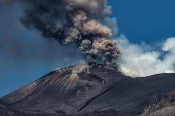 Eruzione Etna, sospesi fino alle 17 i voli in arrivo all’aeroporto di Catania
